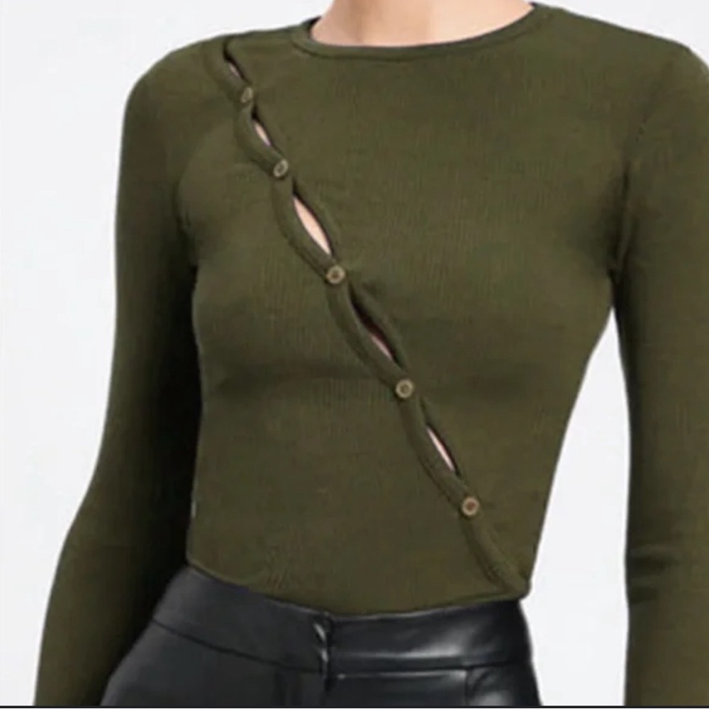 Diagonal Buttoned Key Hole Top